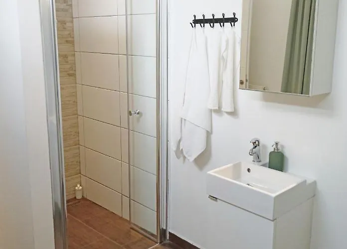 3 Bedrooms With Ensuite Bathrooms Apartment *